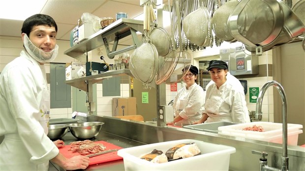 Des étudiants cuisinent 2 000 portions de pain de viande pour Moisson Beauce
