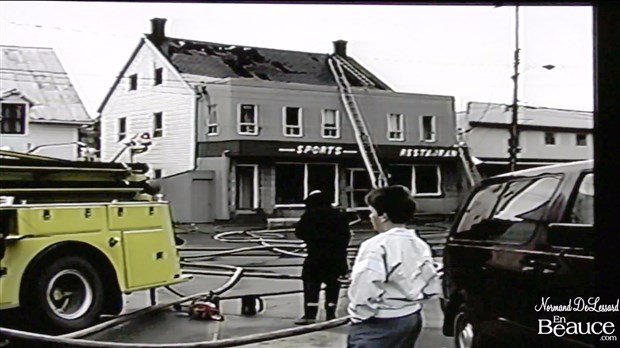 Normand DeLessard présente des images de l'incendie de Poulin & Frères en 1990