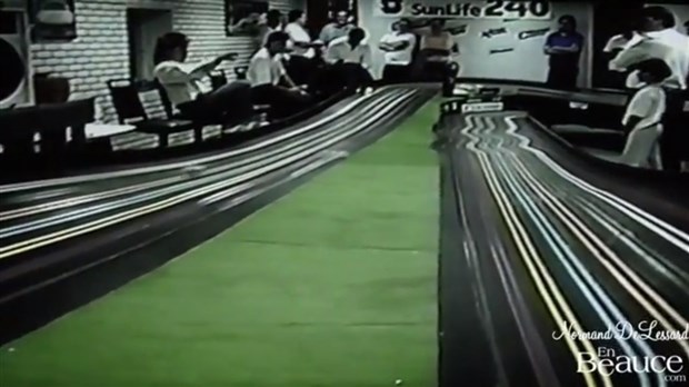 Normand DeLessard présente une piste de course électrique des années 1980