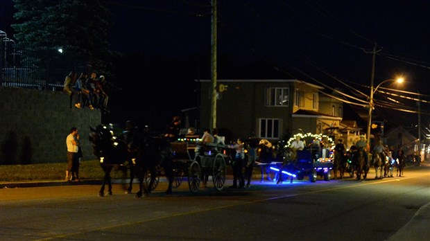 La parade de chevaux et de chars illumine les rues de Saint-Prosper