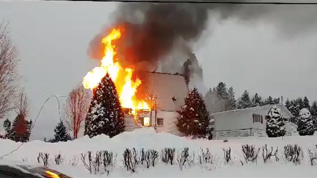Images vidéos de l'incendie d'un chalet à Saint-Rose-de-Watford