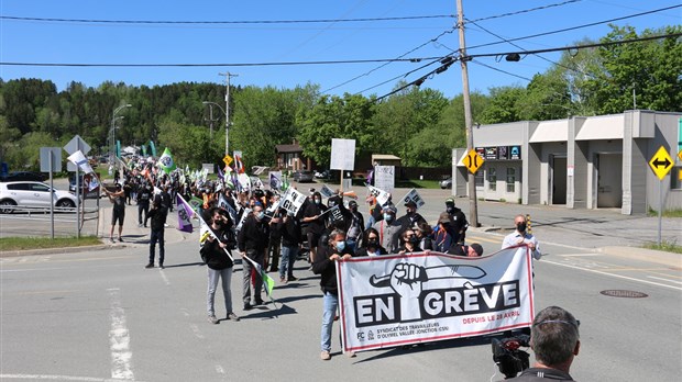 Les employés d'Olymel manifestent dans les rues de Vallée-Jonction
