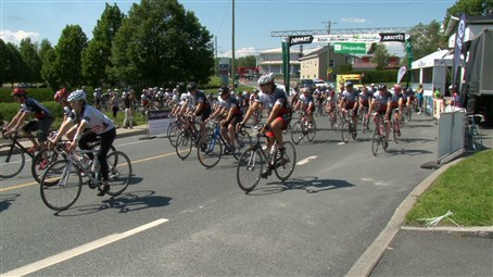 Une centaine de cyclistes prennent part au Défi Desjardins 2013