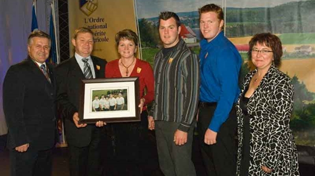 Deux fermes de la Beauce se distinguent au gala régional de l’Ordre national du mérite agricole 2007