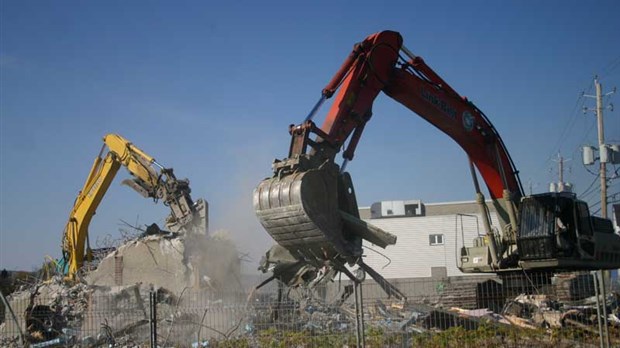 La démolition est en cours à l’ancienne Caisse