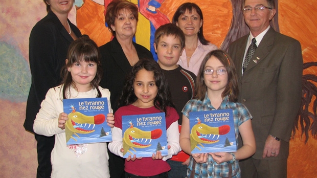 Desjardins remet des livres à la Commission scolaire de la Beauce-Etchemin