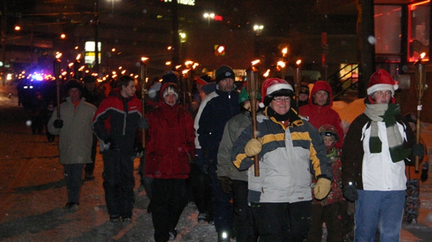 Une parade aux flambeaux réchauffe la ville