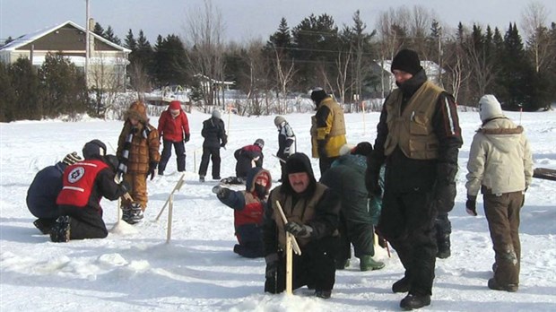 Des centaines de pêcheurs en herbe sur la glace