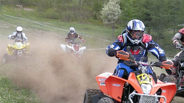 Encore plus de 500 compétiteurs mordent la poussière à l’Endurocross