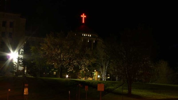 La croix du Cégep illumine à nouveau le ciel de Saint-Georges