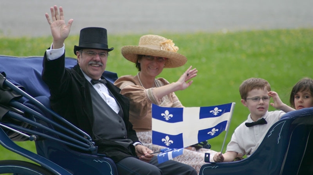 Saint-Georges regarde passer la parade