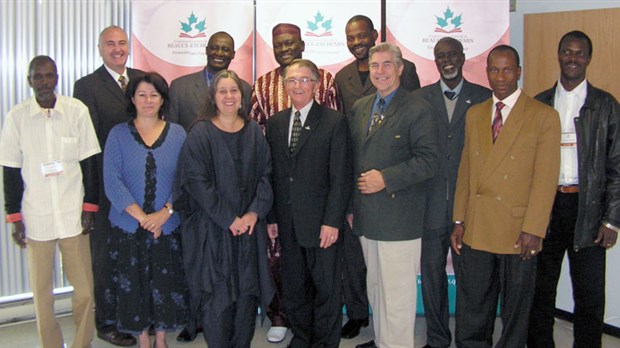 Des Maliens visitent les installations du CSBE
