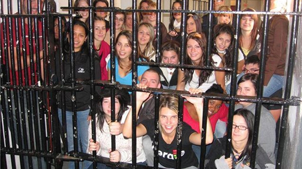 Un groupe d'étudiants du Cégep passe la nuit derrière les barreaux