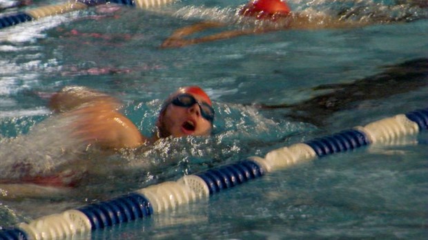 Afin d'aider à maintenir la tête hors de l'eau