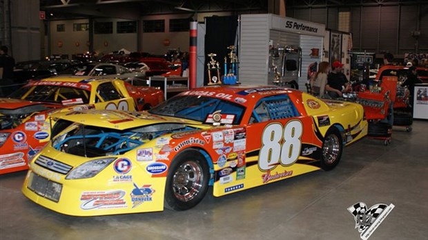 Une exposition de voitures de course à la Cage