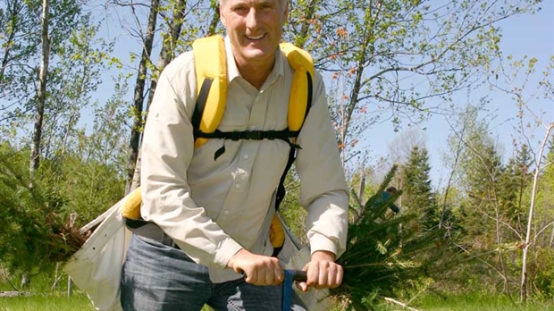 Maxime Bernier montre l’exemple en plantant des arbres