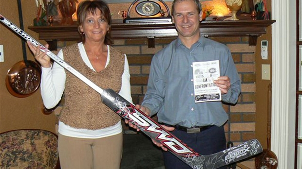 Un bâton de hockey en enchère pour la Marche de la Mémoire