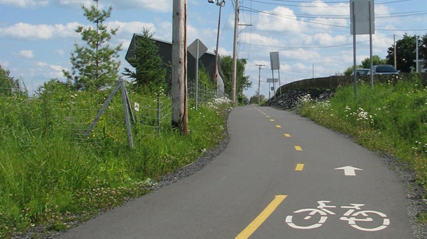 La piste cyclable en Robert-Cliche franchit un pas de plus