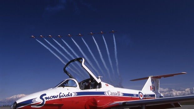 Des Snowbirds et un astronaute dans le ciel de la Beauce