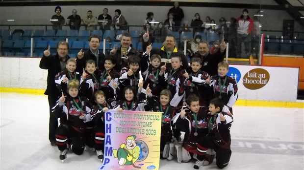 L'équipe Atome B de St-Georges remporte le tournoi de Plessisville.