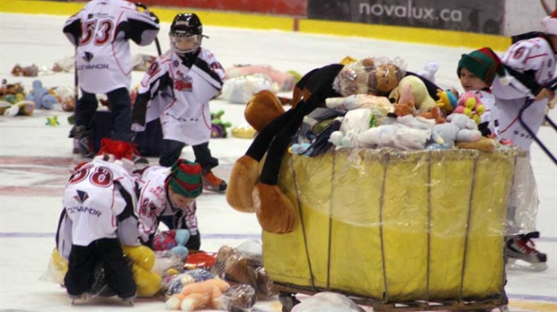 Un déluge de toutous est tombé sur la glace du Centre sportif