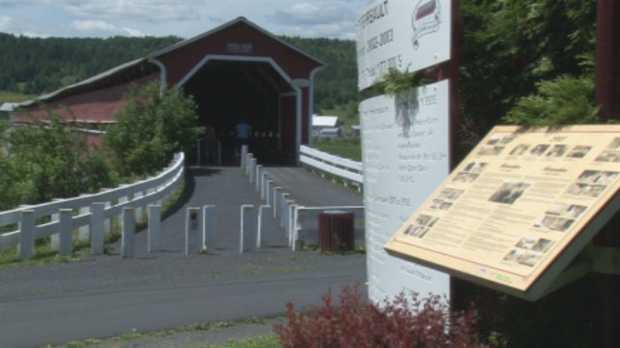 Des panneaux thématiques pour faire découvrir l'histoire du Pont couvert de Notre-Dame-des-Pins