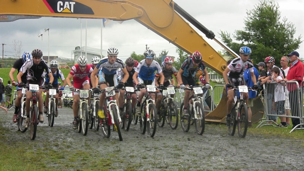 Les cyclistes dans la boue pour la coupe Lambert à Sainte-Marie