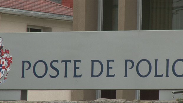 Un individu éméché termine sa course contre un poteau à Saint-Georges