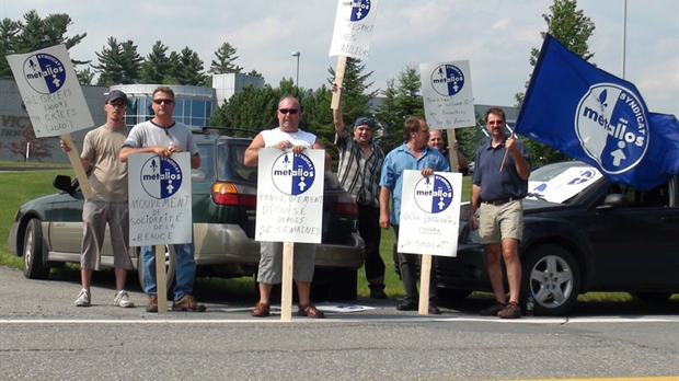 Manifestation du Syndicat des métallos devant l'usine de Victor Innovatex
