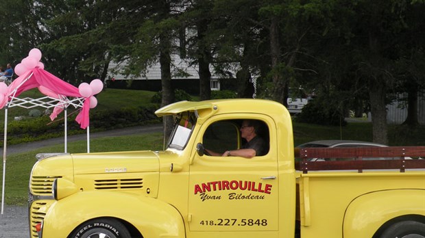 Des voitures antiques et sports dans les rues de Saint-Zacharie