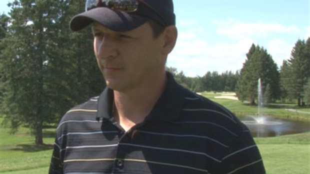 L'ex-hockeyeur de la LNH Benoit Hogue participe au tournoi de golf du CEB