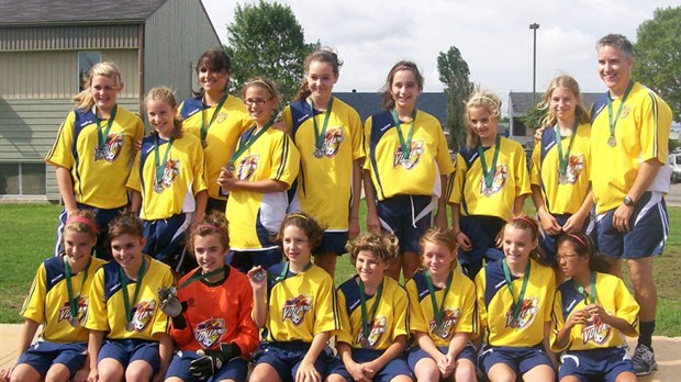 La formation féminine les Volcanos U-12 remporte la médaille d'argent