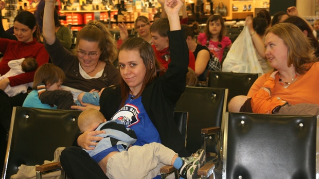 Des bébés et des seins au Carrefour Saint-Georges