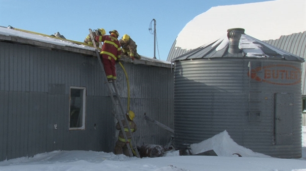 Un incendie endommage un bâtiment de ferme à Saint-Côme-Linière