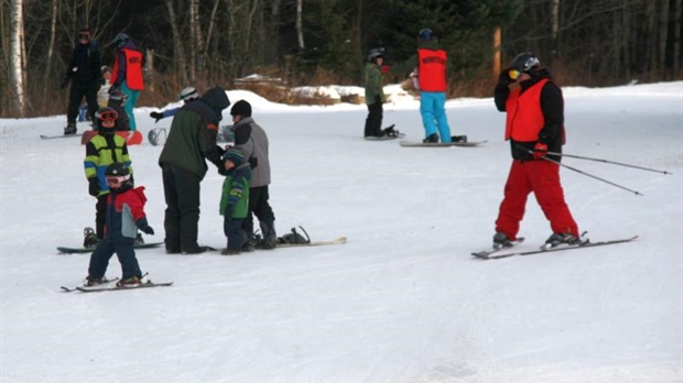 La journée de ski et de surf des neiges bien apprécié des amateurs de sport d’hiver!