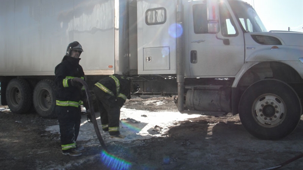 Incendie dans une boîte de camion transportant des centaines de poussins