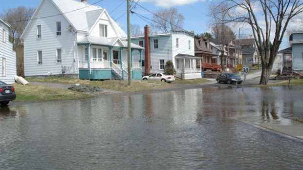 Robert Dutil constate les dégâts des inondations en Beauce