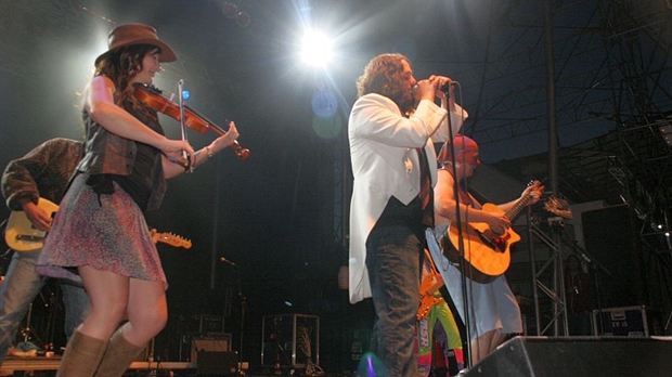 Festivaliers déchaînés pour les Cowboys Fringants et cie