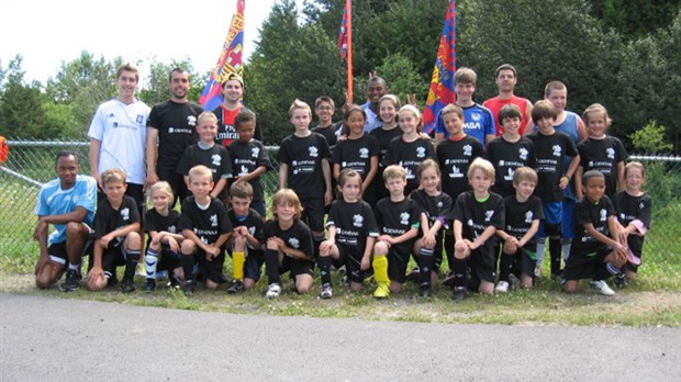 27 heureux au camp de soccer des Huns