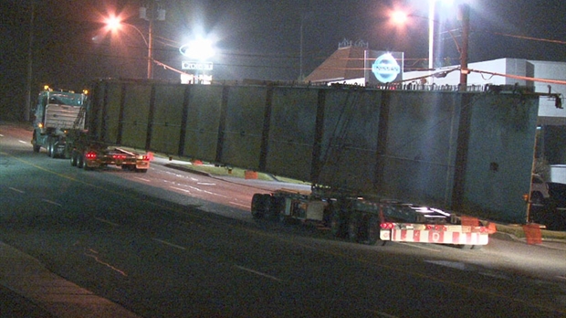 Les immenses poutres pour le pont de l'autoroute 73 arrivent