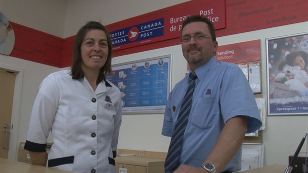 La pharmacie Jean Coutu de Place Centre-Ville ouvre un comptoir postal