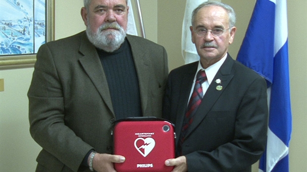 La Fondation Cambi remet un défibrillateur cardiaque à la MRC Robert-Cliche