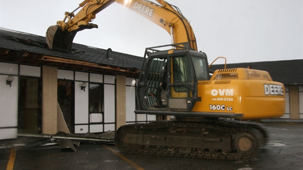 La démolition de l’ancien Restaurant-Motel Charles est en cours à Saint-Georges