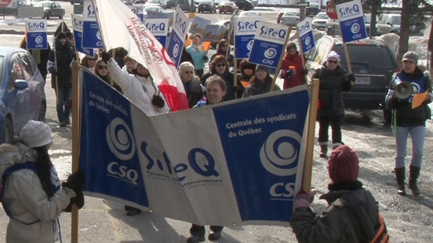 Des intervenantes de centres de la petite enfance manifestent