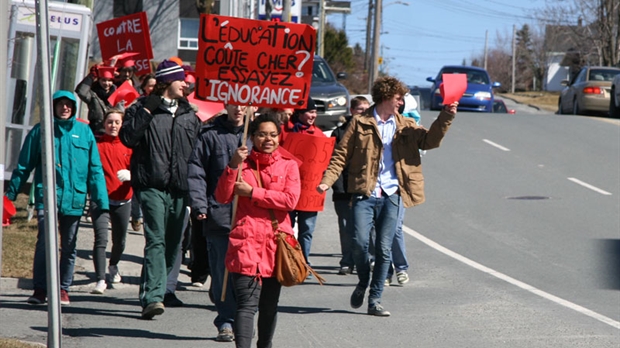 Quelques manifestants du Cégep Beauce-Appalaches dénoncent la hausse des droits de scolarité
