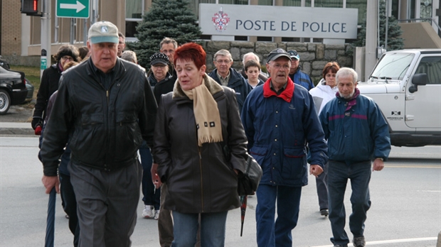 20 personnes marchent pour le maintien du Service de police de Saint-Georges