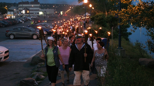 Le solstice d'été célébré par une marche au flambeau
