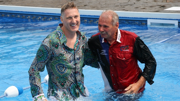 Le ministre Bernier à l'eau à La Guadeloupe