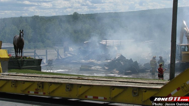 Un incendie détruit l'Écurie Paquet et filles à Saint-Théophile