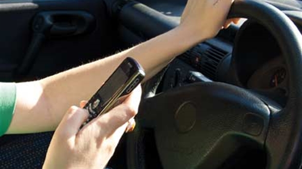 Les jeunes continuent d'être distraits au volant